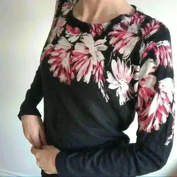 Vince Camuto Women’s Black  Pink Floral Long Sleeve Casual Work Sweater Small - Picture 2 of 5